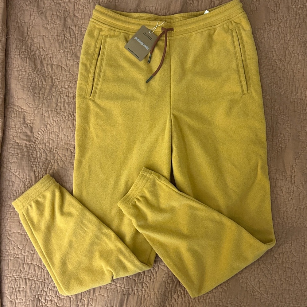 patagonia fleece sweatpants 

#patagonia#comfy#soft#fleece#warm#pants#women